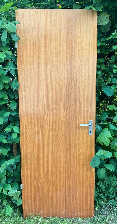 Klassisk innerdörr i trä för återbruk