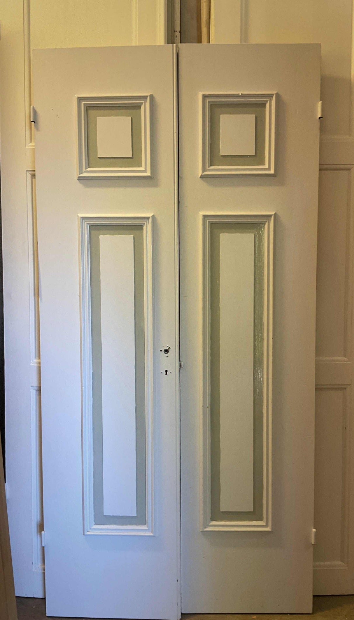 Återbrukad pardörr i trä