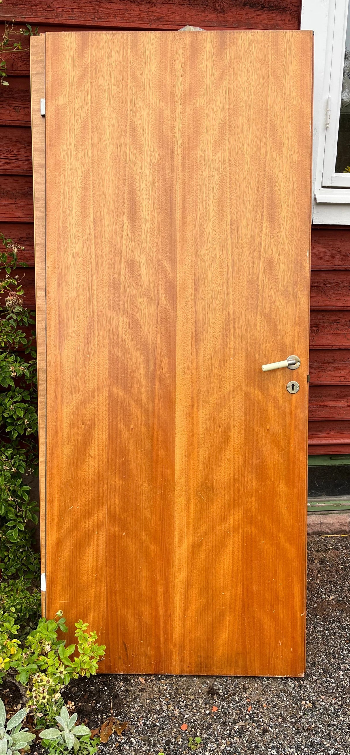 Klassisk innerdörr i trä för återbruk