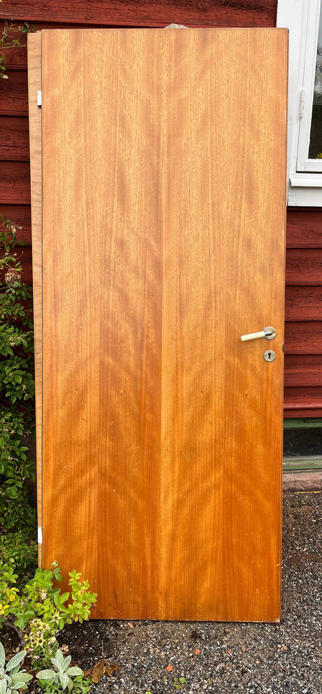 Klassisk innerdörr i trä för återbruk
